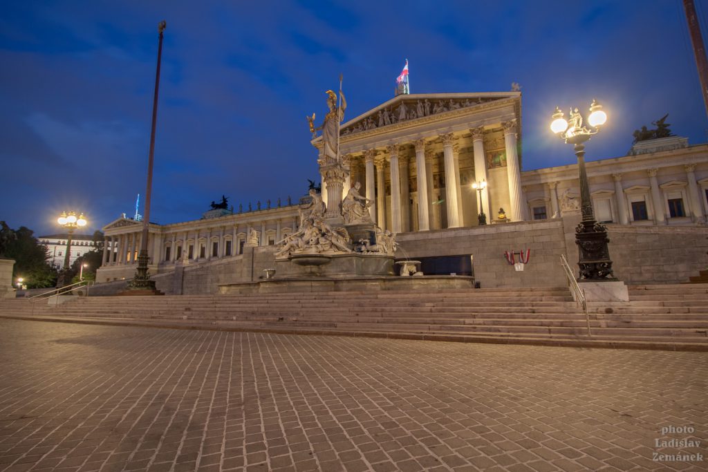 Večerní pohled na Vídeňský parlament