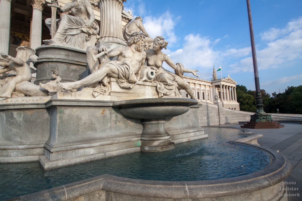 Vídeňský parlament - detail fontány