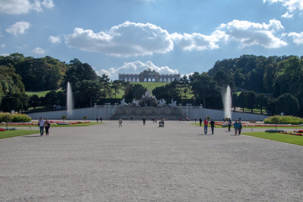 Zámecký park Schönbrunn s Neptunovou fontánou a vyhlídkovou terasou Gloriette