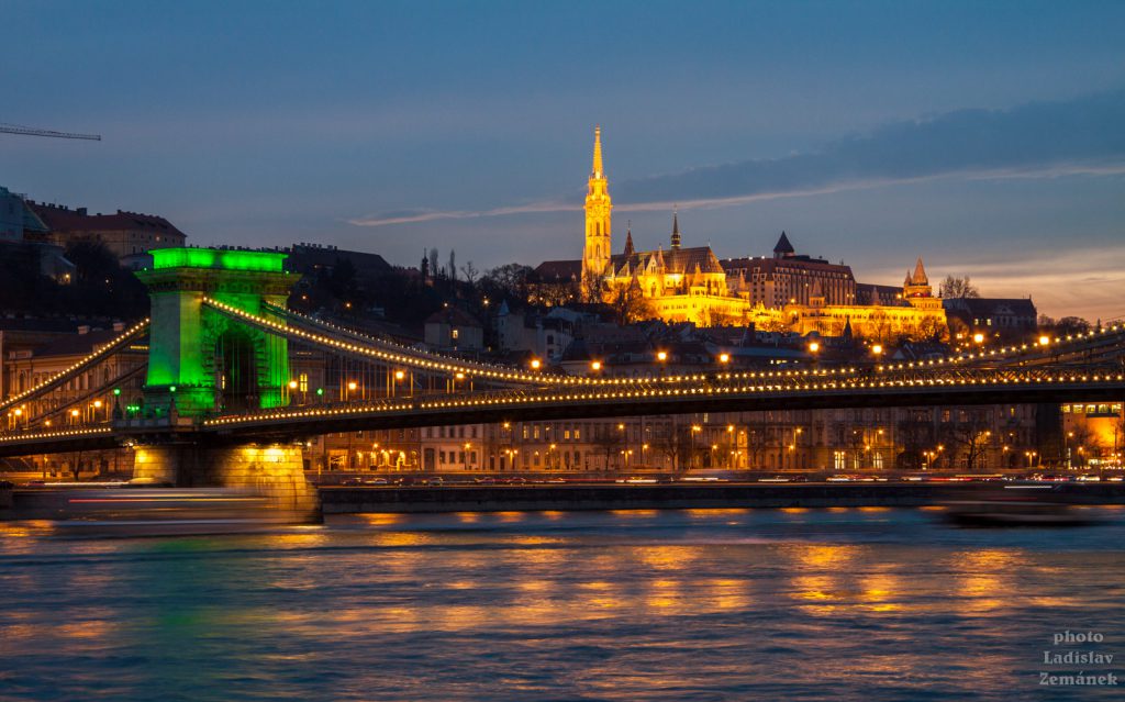 výhled na večerní Dunaj, Řetězový most a Hradní vrch