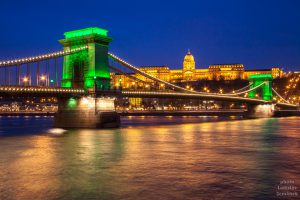 výhled na večerní Dunaj, Řetězový most a Hradní vrch