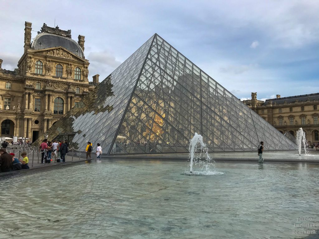 skleněná pyramida - Louvre