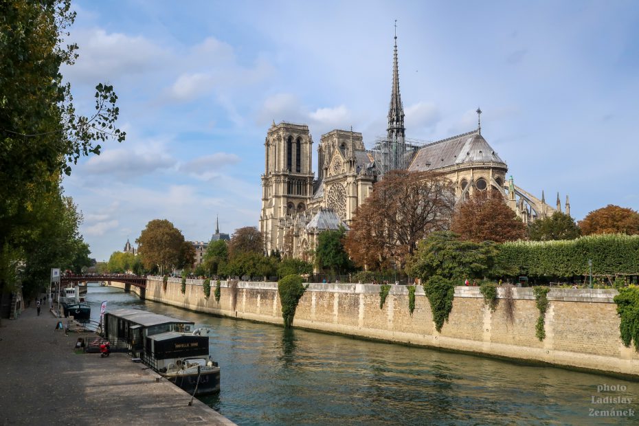Podzimní Seina s loděmi a Notre-Damea Notre-Dame
