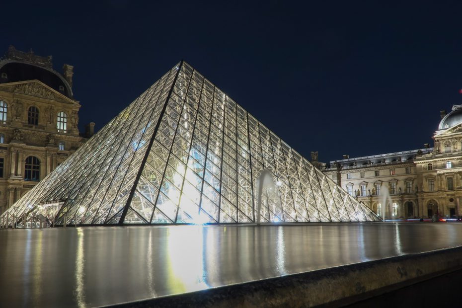 skleněná pyramida - Louvre