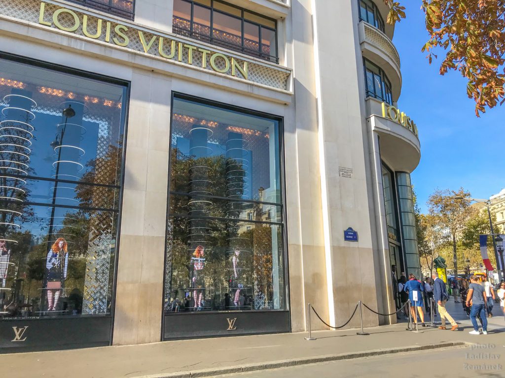 Champs-Élysées - luxusní obchody