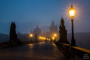 Plynové lampy za mlhavého rána na Karlově mostě