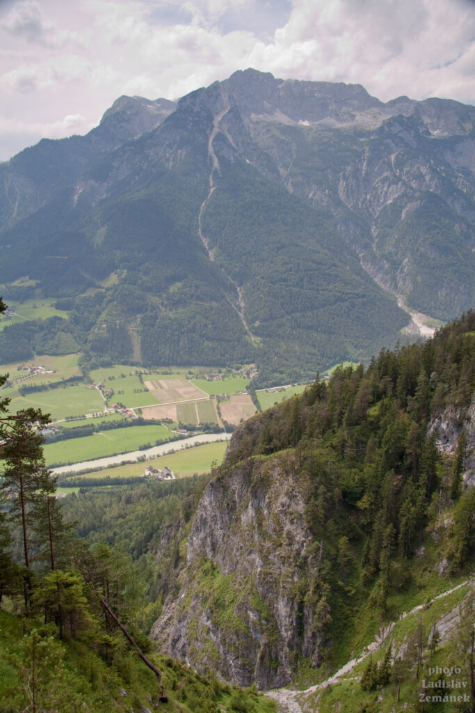 Cesta k Eisriesenwelt - výhled na údolí řeky Salzach