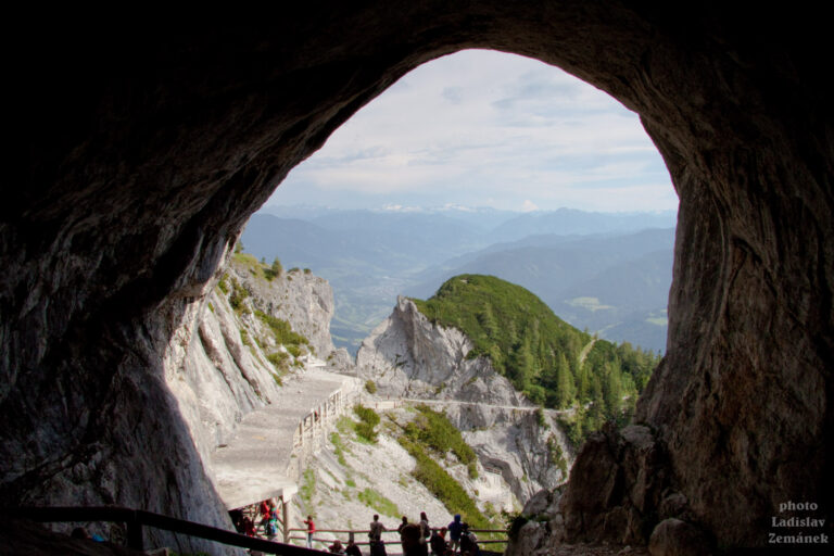 Výhled od jeskyně Eisriesenwelt
