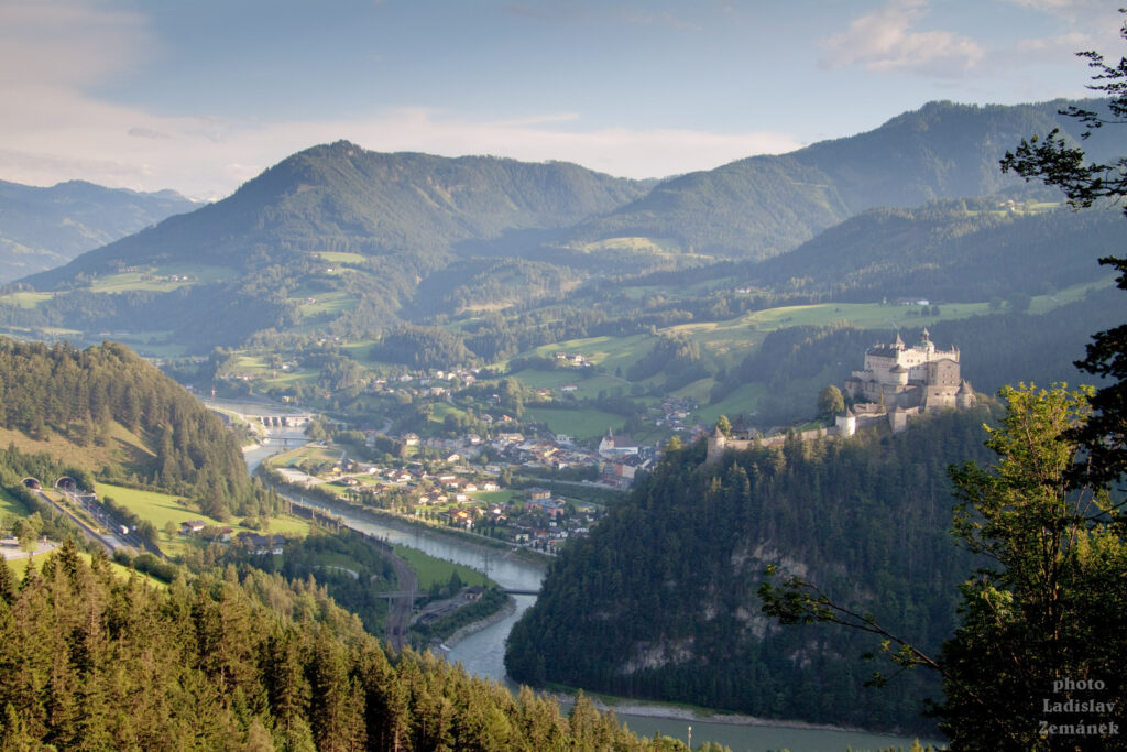 Cesta k Eisriesenwelt - výhled na údolí řeky Salzach