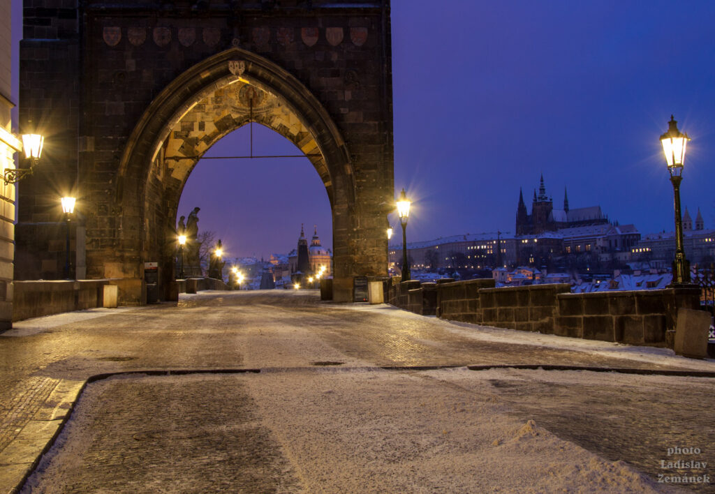 Zimní ráno na Karlově mostě