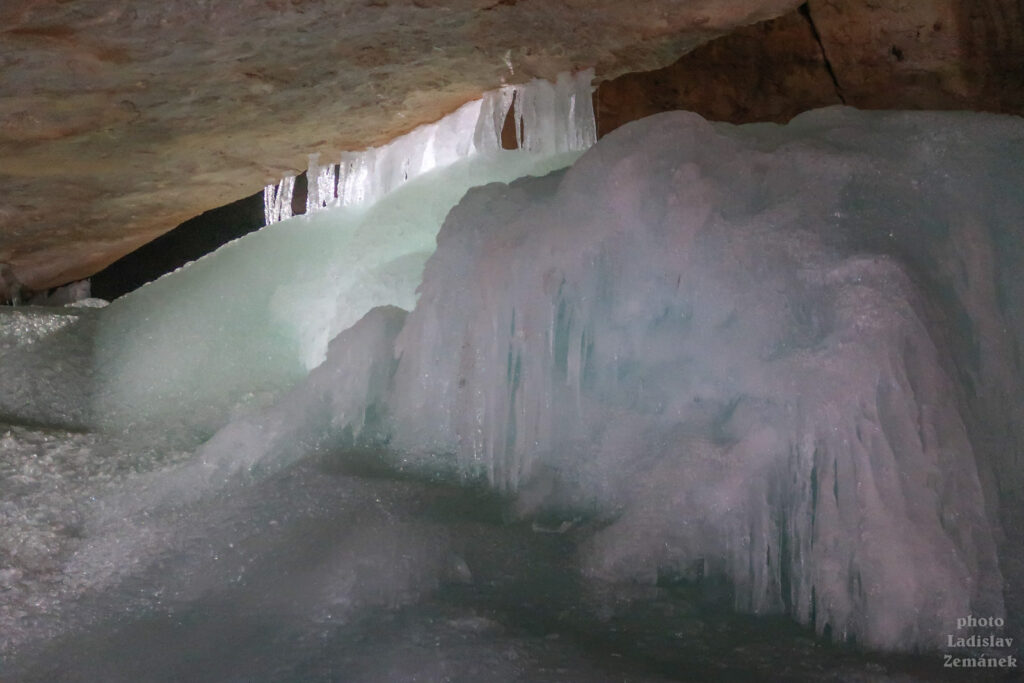 Obří ledová jeskyně - Dachstein-Rieseneishöhle