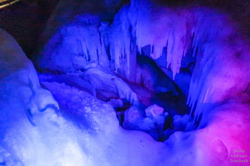 Obří ledová jeskyně - Dachstein-Rieseneishöhle
