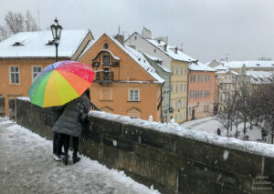 Praha - zima, sníh a barevný deštník