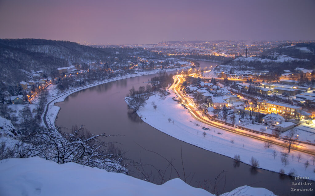 Praha - Podhoří - zasněžený večer - Vltava a stopy dopravy