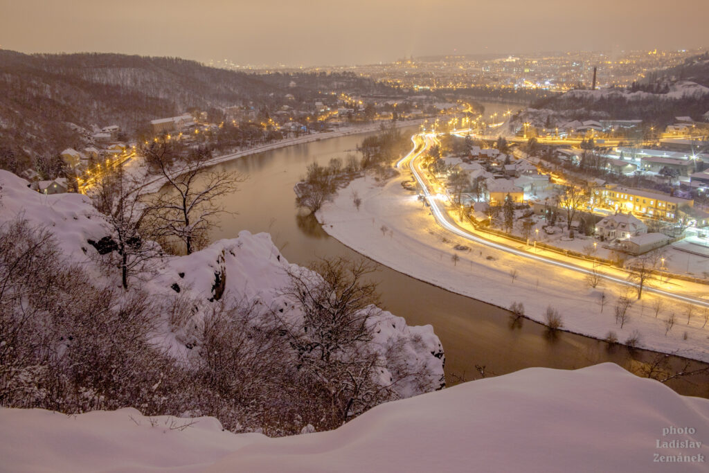 Praha - Podhoří - zasněžený večer - Vltava a stopy dopravy