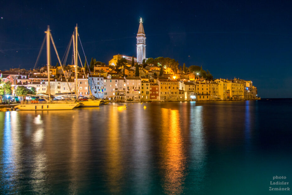 Pobřeží Istrie - noční pohled na město Rovinj