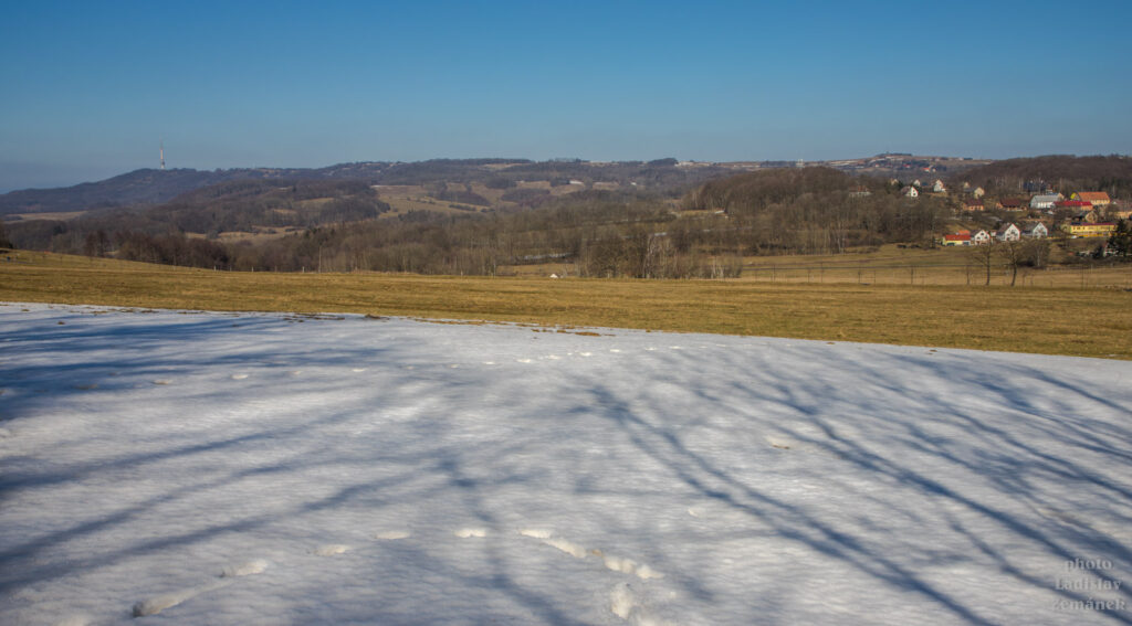 pole se sněhem nad Lovečkovicemi