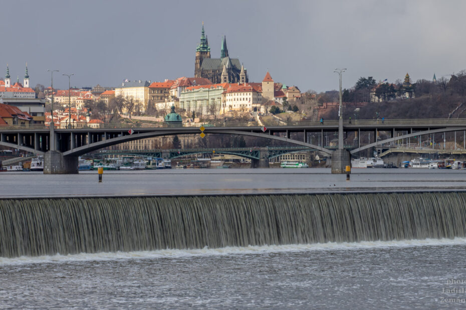 první jarní den v Praze - Pražský hrad a Vltava ze Štvanice