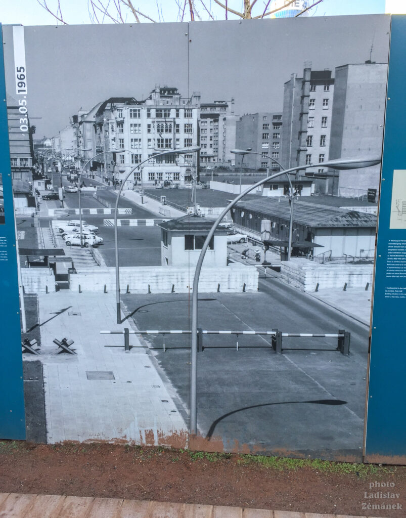 Berlínská zeď a Checkpoint Charlie v čase - venkovní výstava z roku 2015