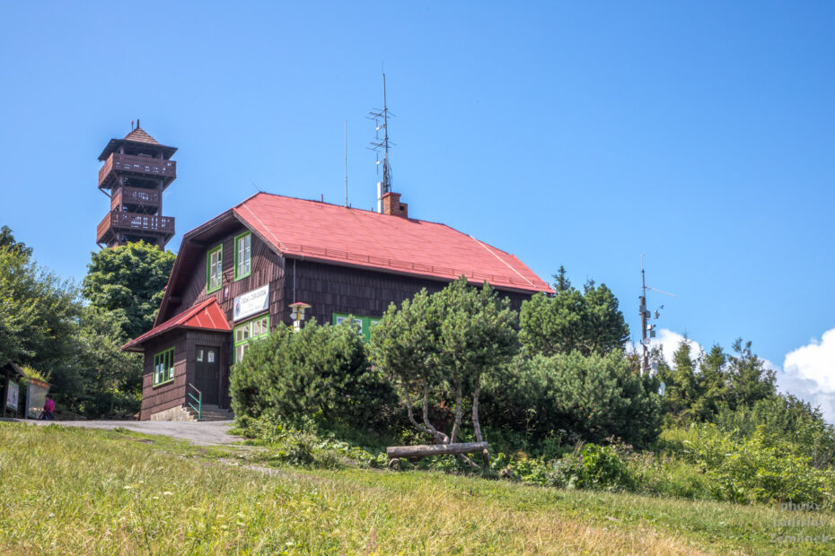 Velký Javorník - turistická chata a rozhledna