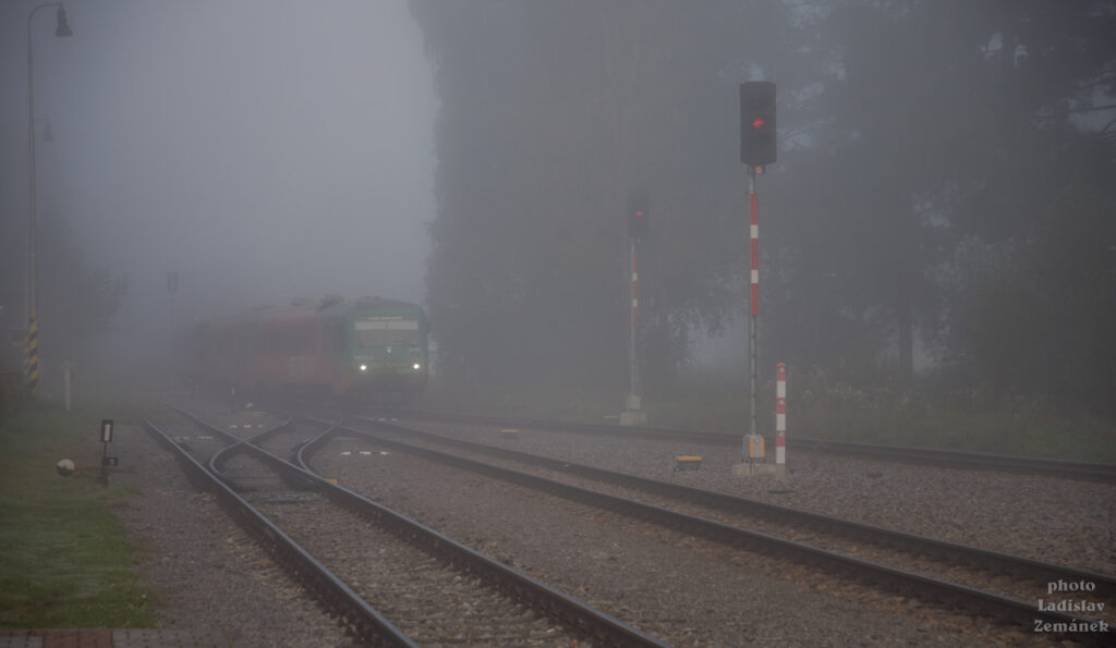 Nová pec - ranní mlha na nádraží