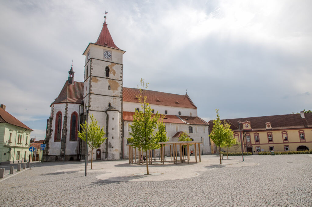 Mírové náměstí - Kostel sv. Petra a Pavla