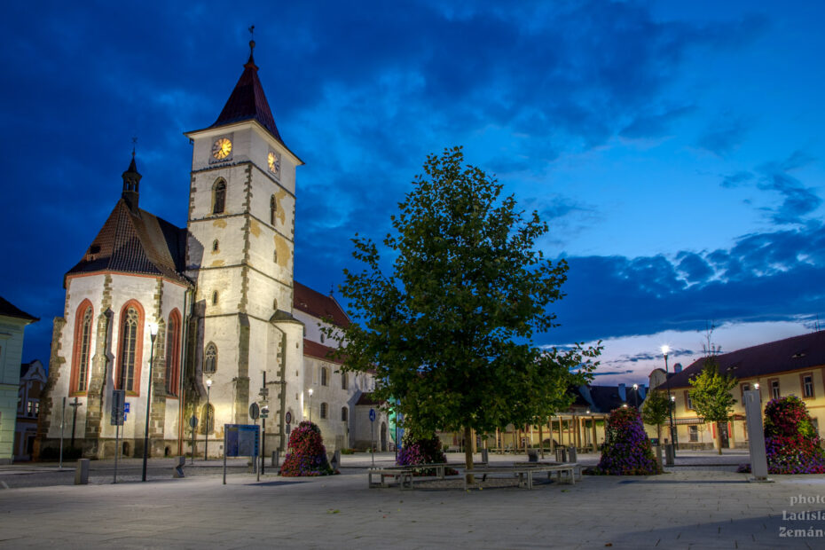 Večerní Horažďovice - Mírové náměstí a kostel sv. Petra a Pavla