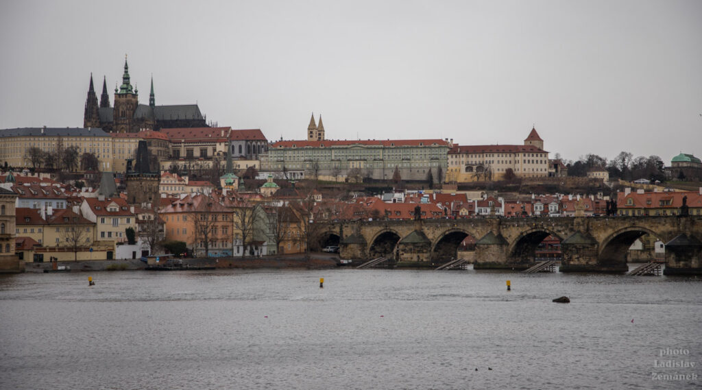 Zimní deštivý den v Praze - Karlův most a Pražský hrad