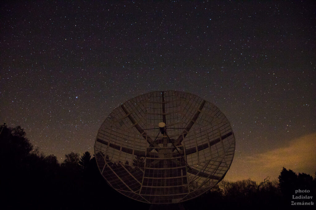 hvězdná obloha nad radioteleskopem - hvězdárna Ondřejov