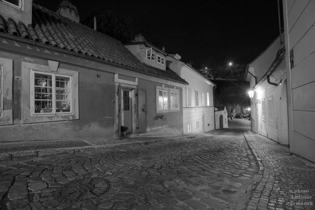 Nový Svět - večerní Černínská ulice s historickými domky