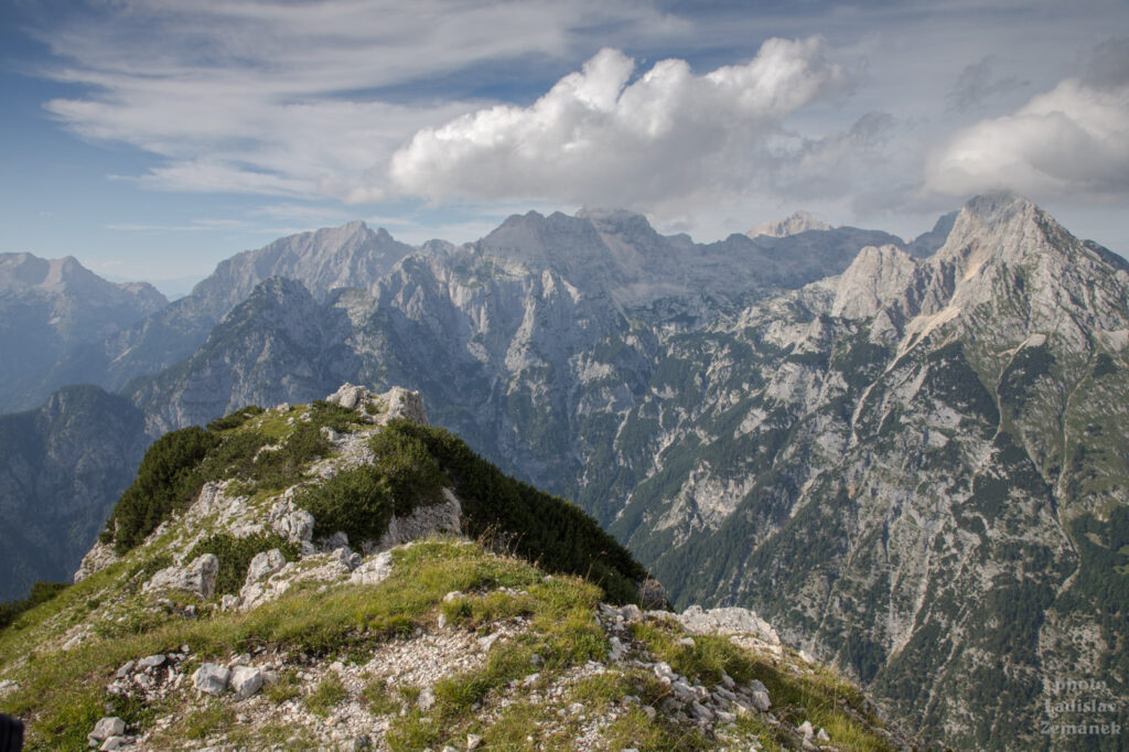 Zadnjiški Ozebnik - výhled na alpské vrcholy a Triglav