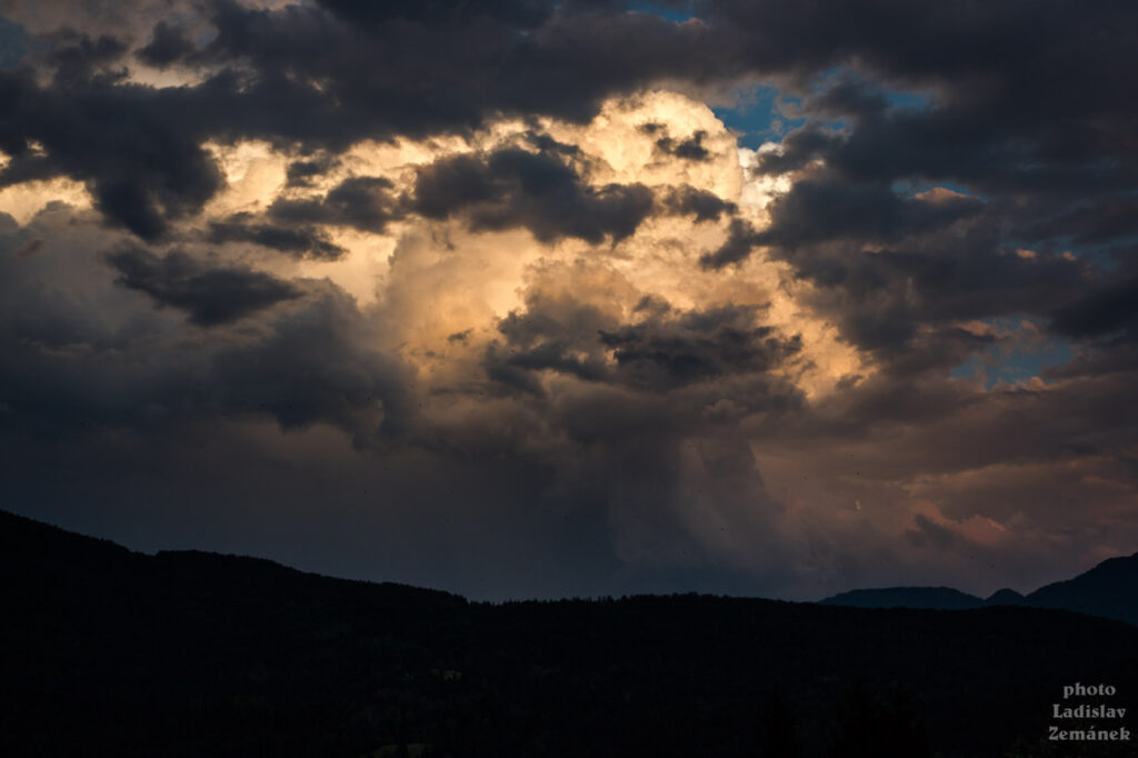 Večerní bouřkové mraky v Julských Alpách