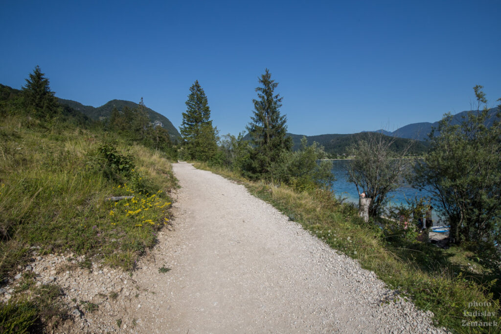cesta podél jezera Bohinj