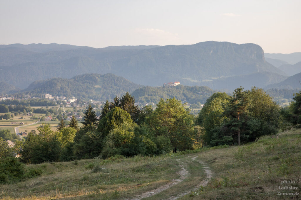 výhled přes údolí v okolí Bledu