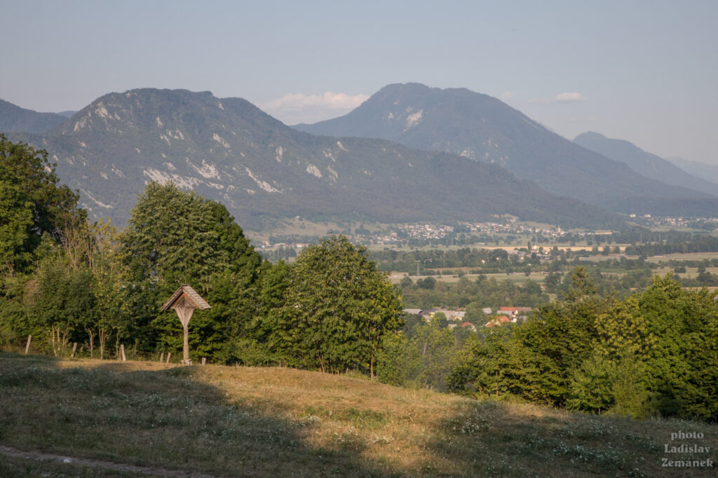 výhled přes údolí v okolí Bledu