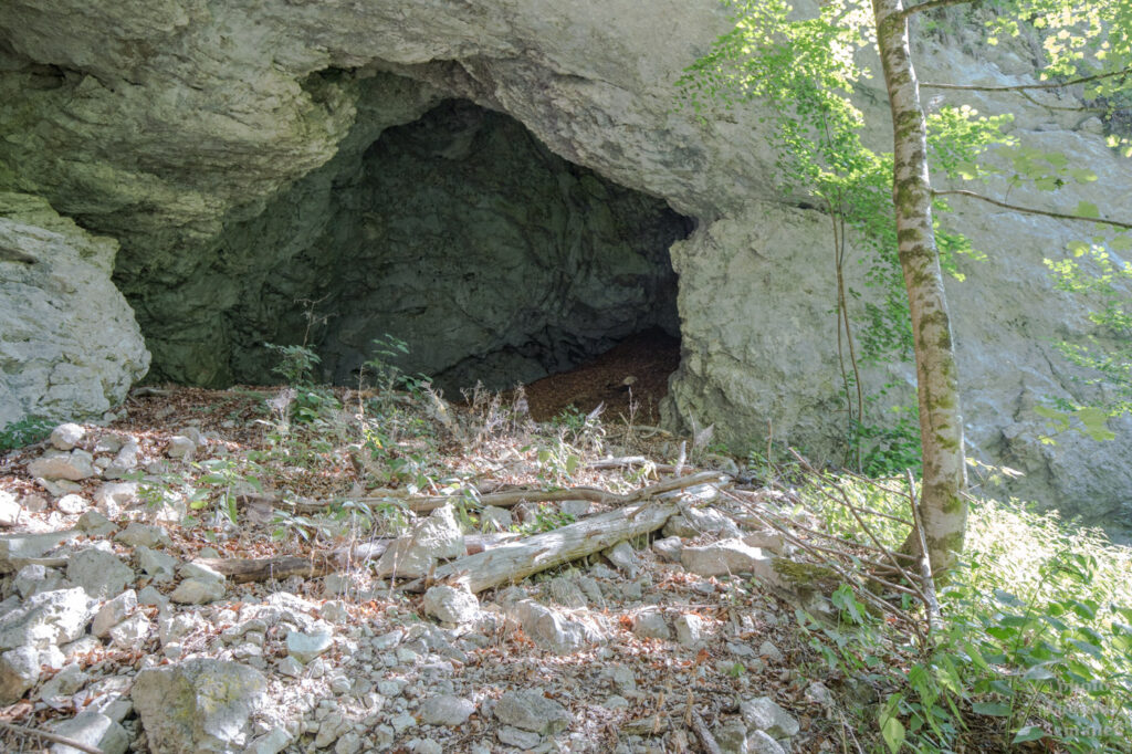 Průchozí jeskyně Pokljuška luknja