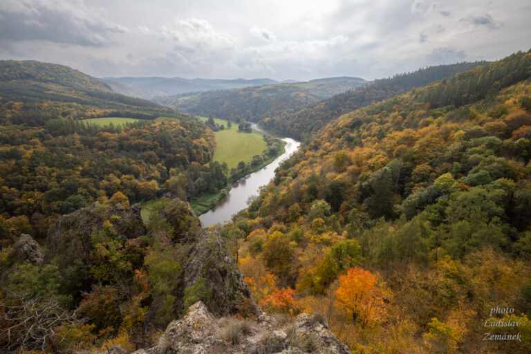 Čertova skála - výhled na podzimní údolí Berounky směrem na Skryje