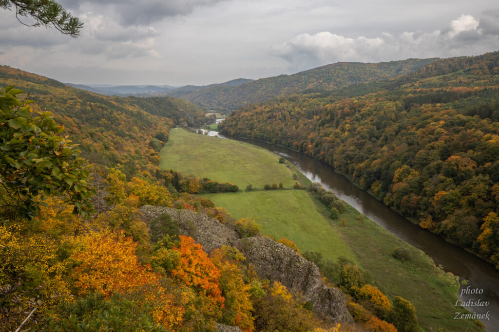 Čertova skála - výhled na podzimní údolí Berounky