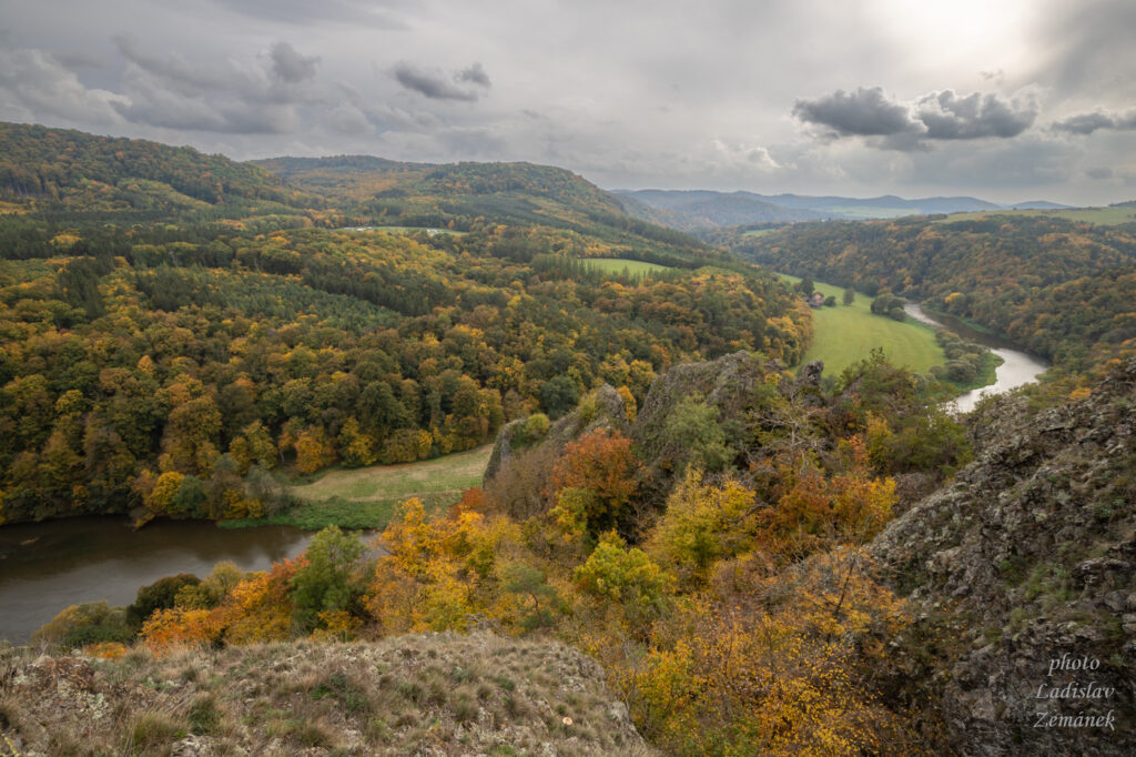 Čertova skála - výhled na podzimní údolí Berounky