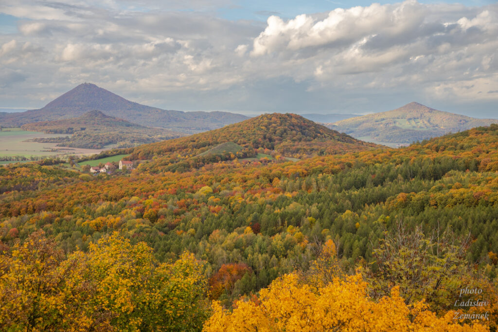 Výhled od zříceniny Košťálov - Milešovka, Sutomský kopec, Lovoš