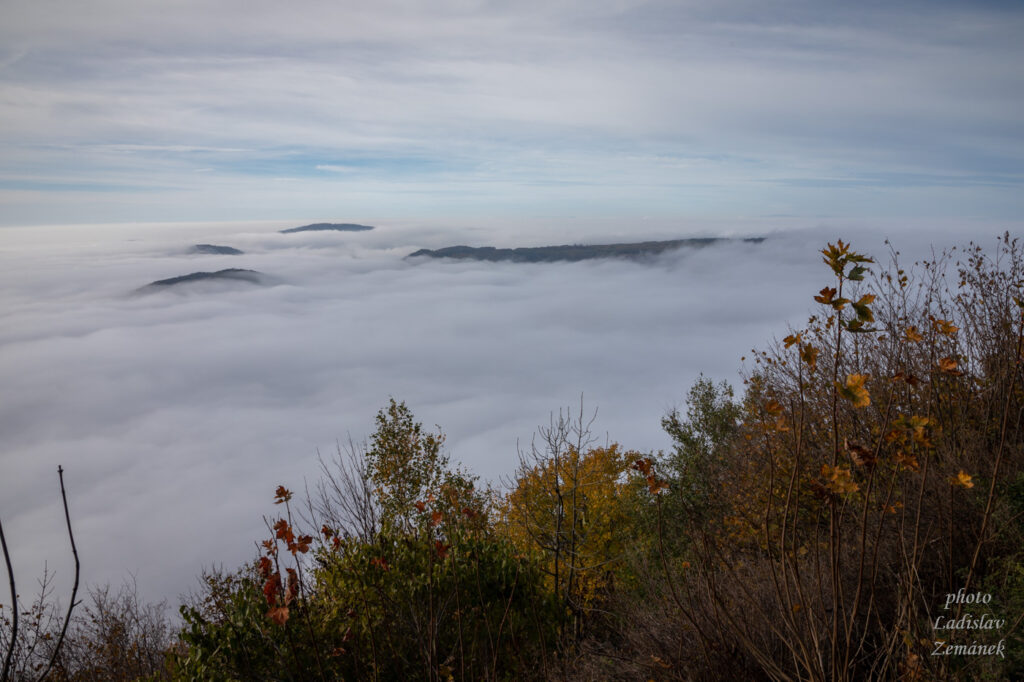 Milešovka - mlha v nížině