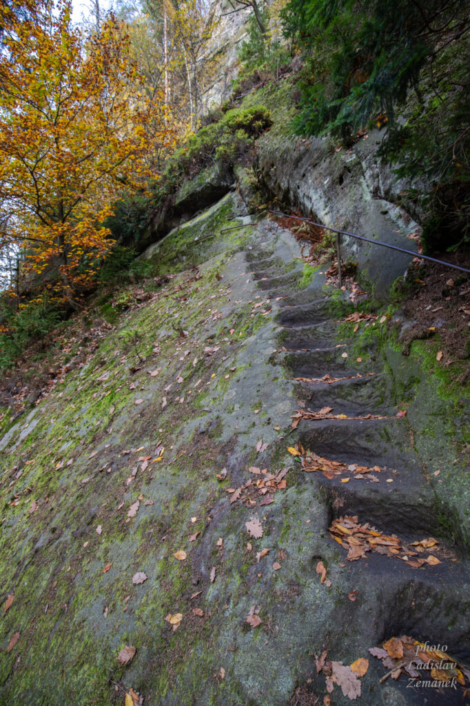 Kamenné schody - pěšina podél Kamenice (mimo trasu výletu)