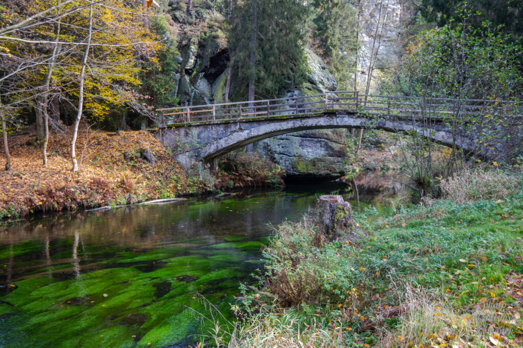 Kamenice a starý železobetonový most