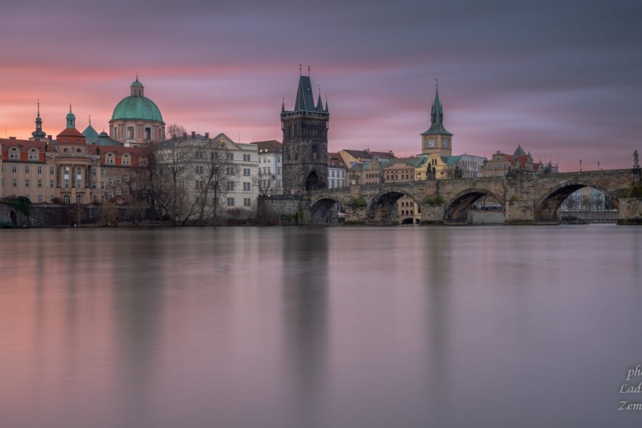 Úsvit a červánky nad Starým Městem a Karlovým mostem - Lednový den v Praze