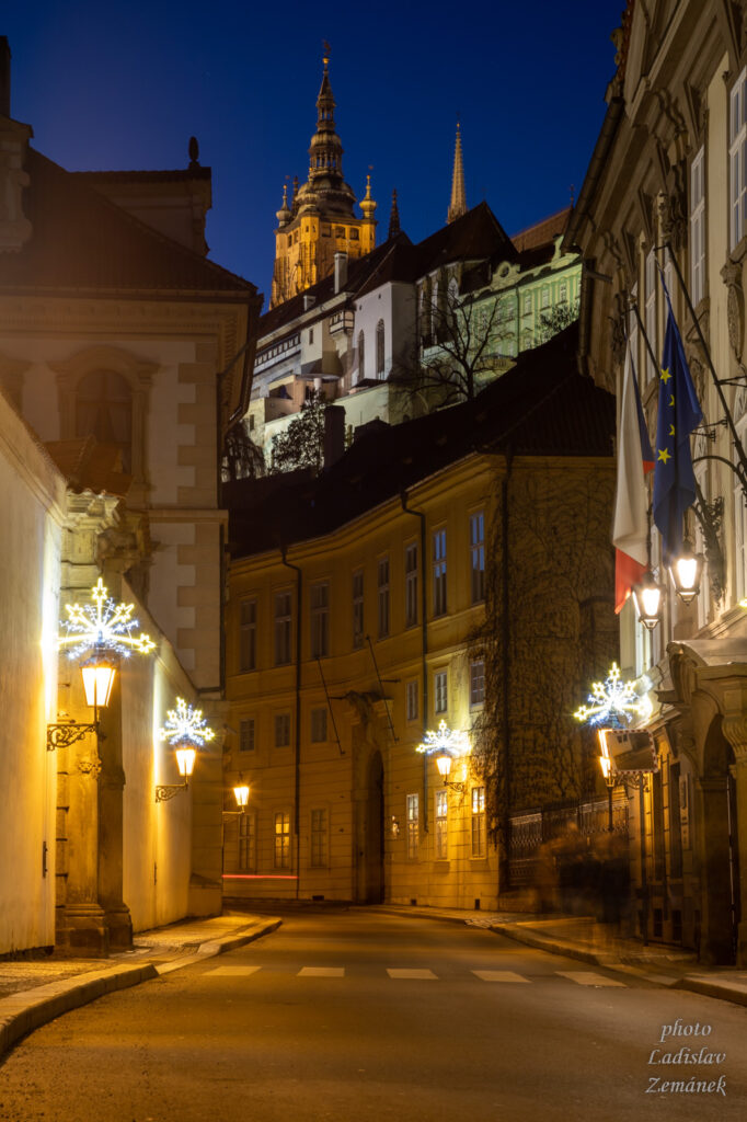 Valdštejnská ulice a výhled na Pražský hrad