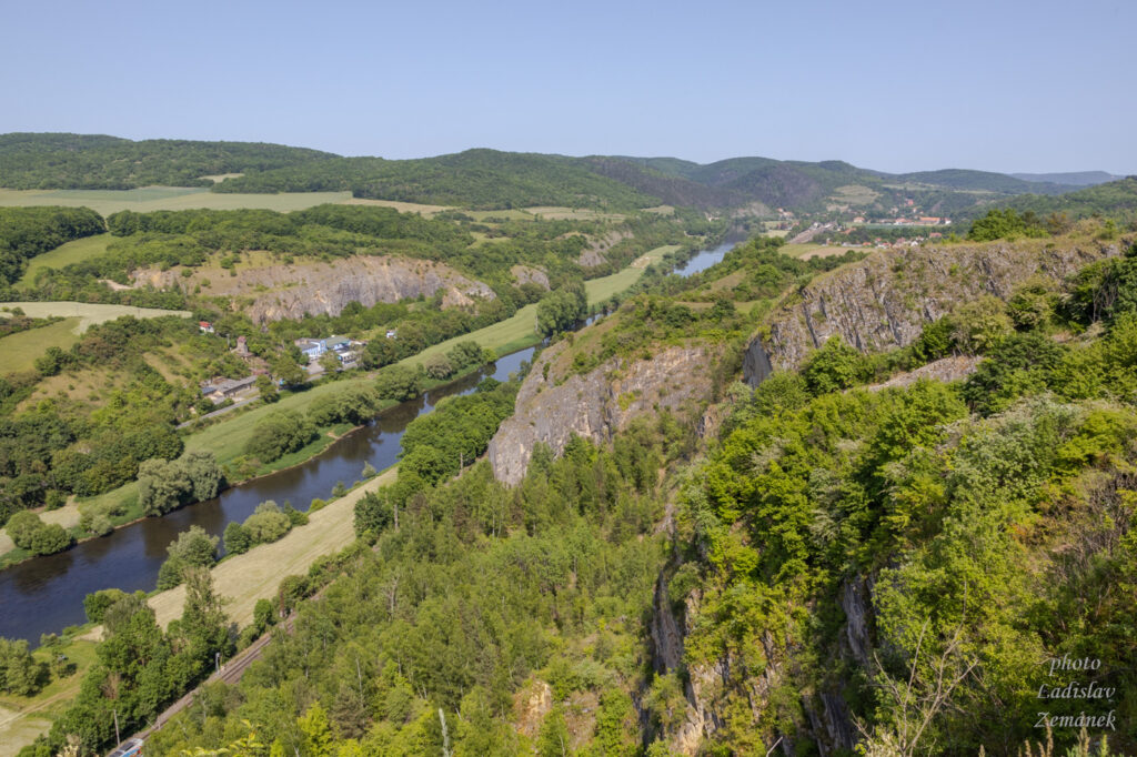 Výhled na Tomáškův lom a údolí Berounky