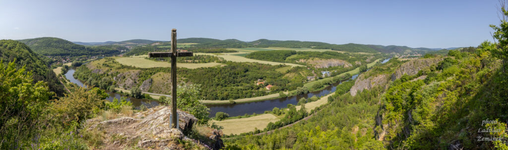 Výhled na Tomáškův lom a údolí Berounky
