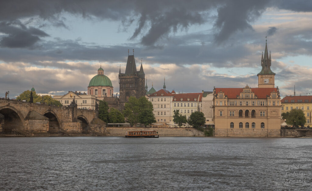 Za deště - Karlův most a Smetanovo nábřeží
