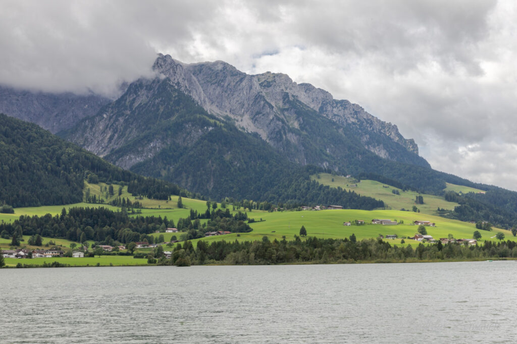 jezero Walchsee a okolní hory