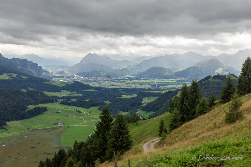 Výhled na údolí a hory kolem Kufsteinu